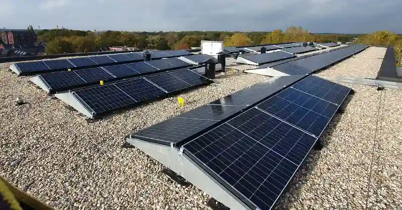 Zonnepanelen op plat dak Zonnepanelen op plat dak